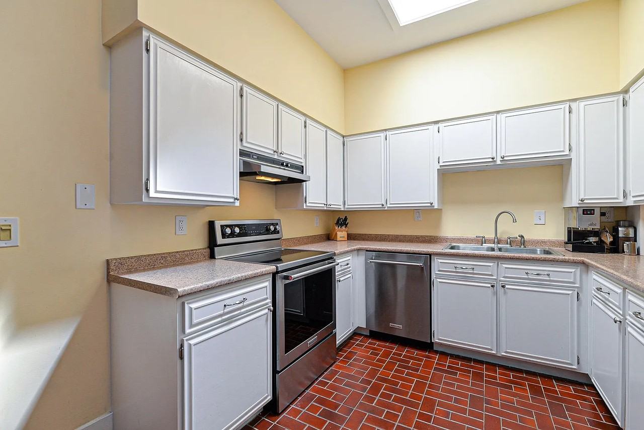 290 Pleasant St - Photo 2 of 21