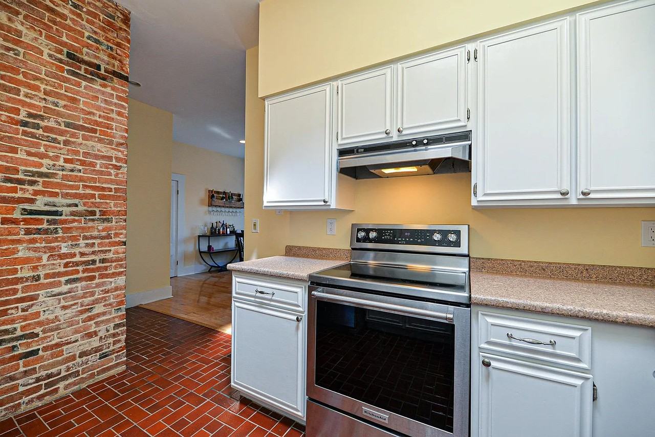 290 Pleasant St - Photo 3 of 21