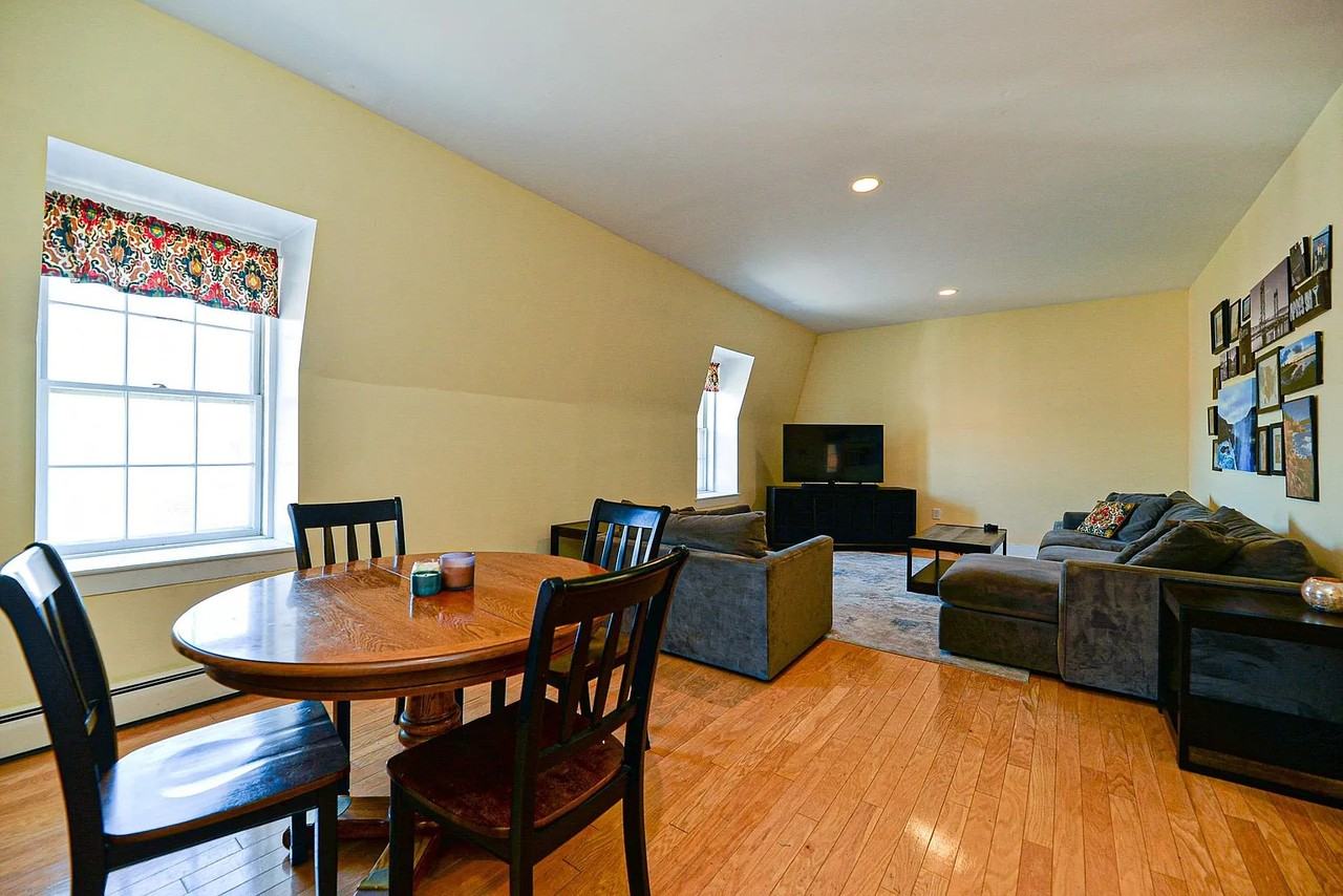 290 Pleasant St - Photo 4 of 21