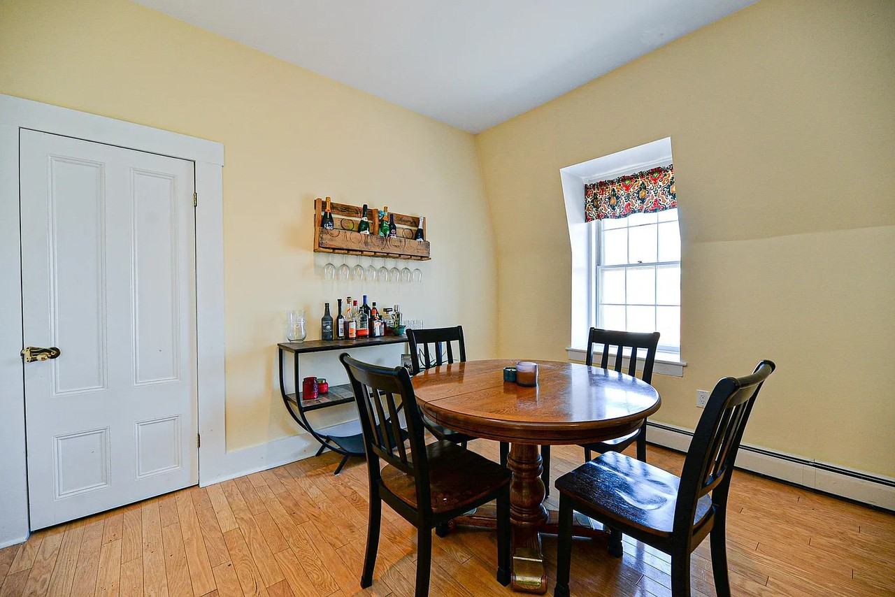 290 Pleasant St - Photo 5 of 21