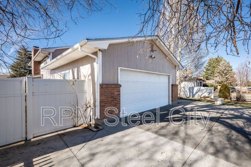 2119 Chatalet Ln - Photo 2 of 30