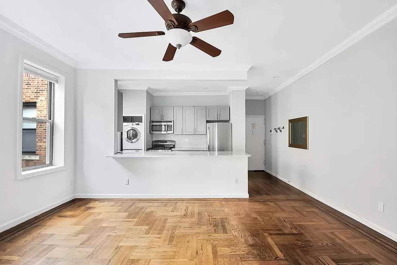 2439 38th St #4D - Photo 2 of 5