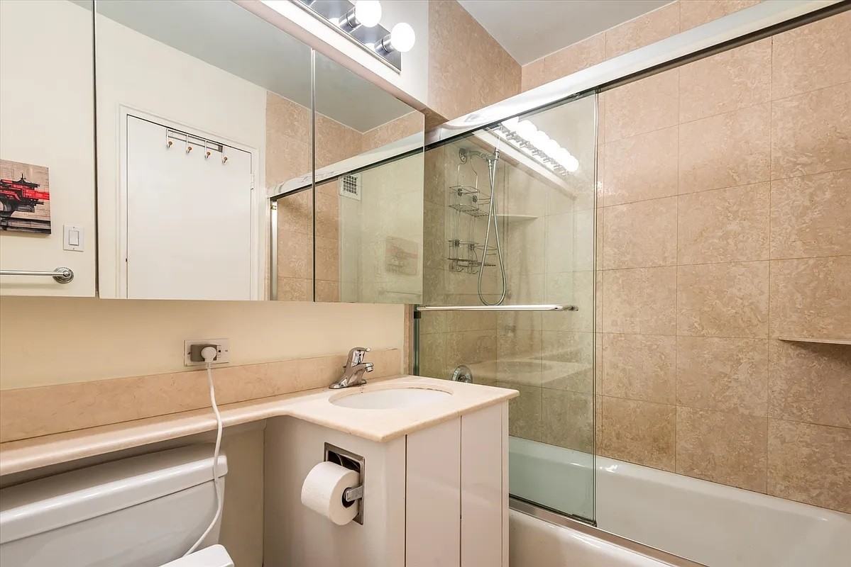 7020 108th St #15A - Photo 6 of 8