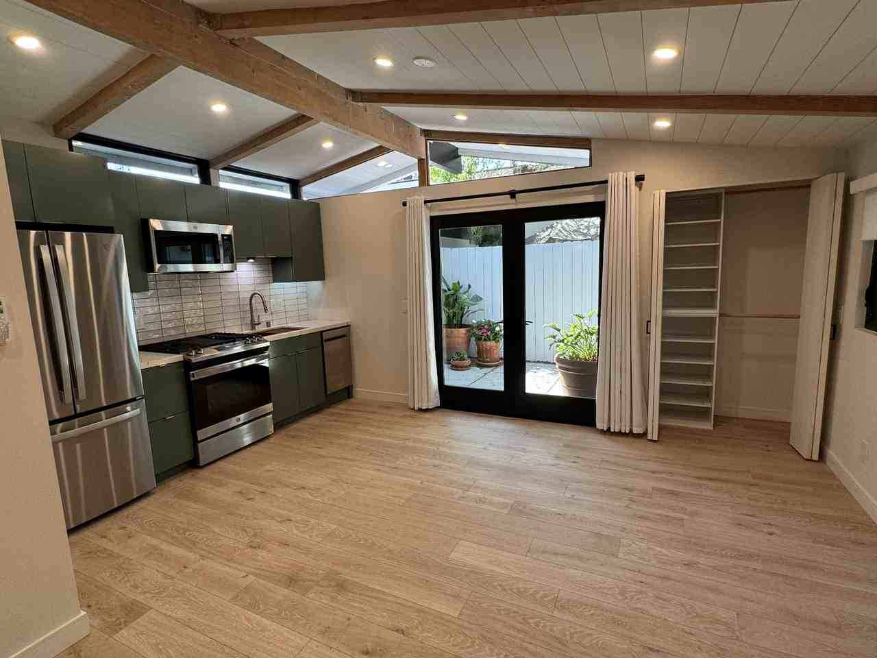 239 W 12th St #A - Photo 4 of 21