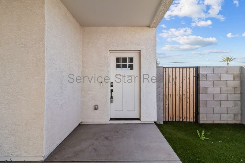 1917 W Sherman St #B - Photo 3 of 20