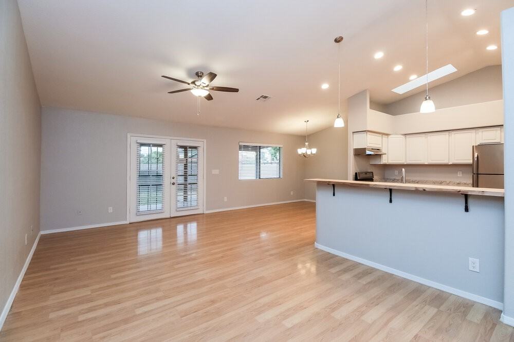 1136 N Cottonwood Ct - Photo 2 of 15