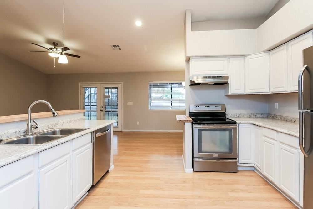 1136 N Cottonwood Ct - Photo 6 of 15