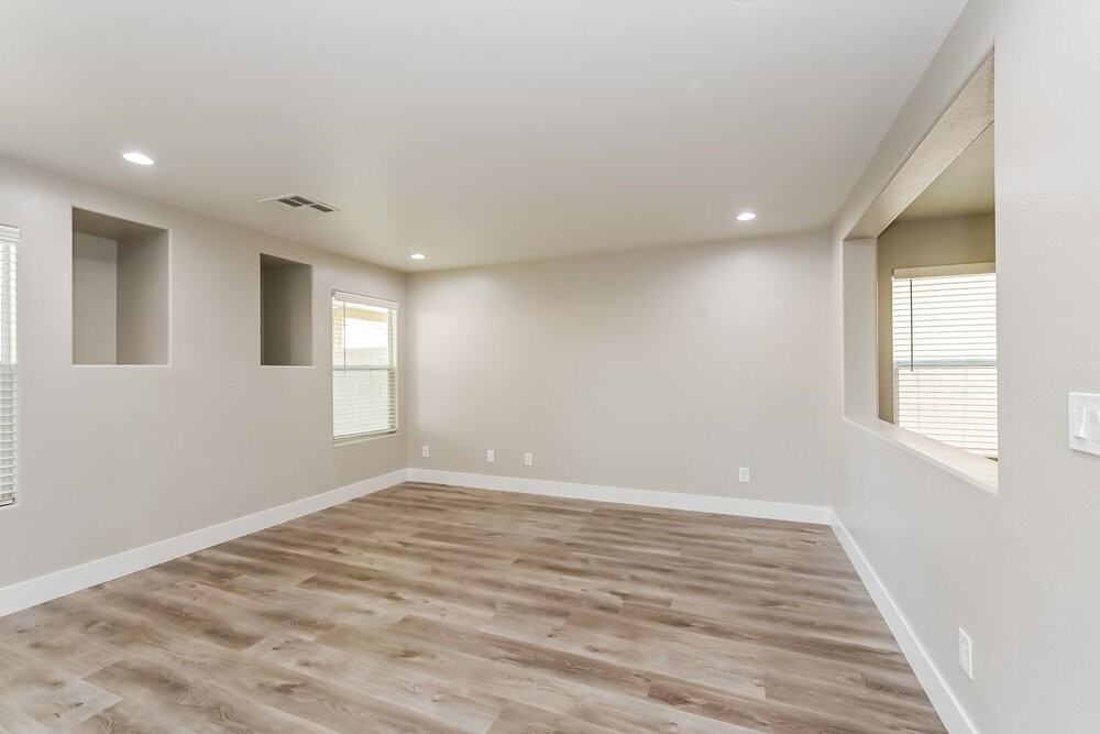 9534 Vast Valley Ave - Photo 5 of 17