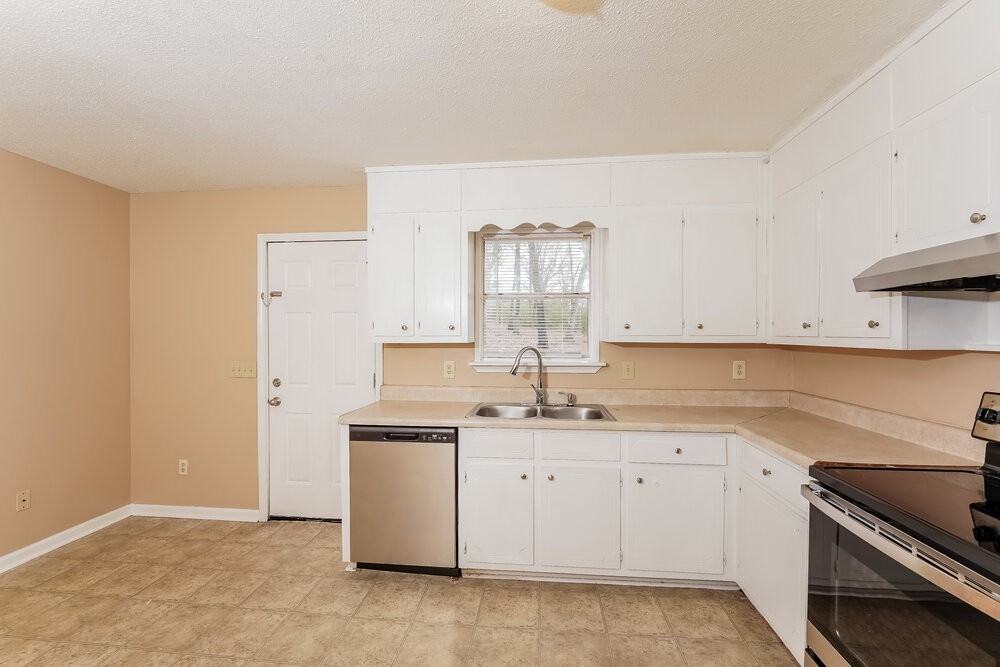 5040 Loren Ln - Photo 6 of 17