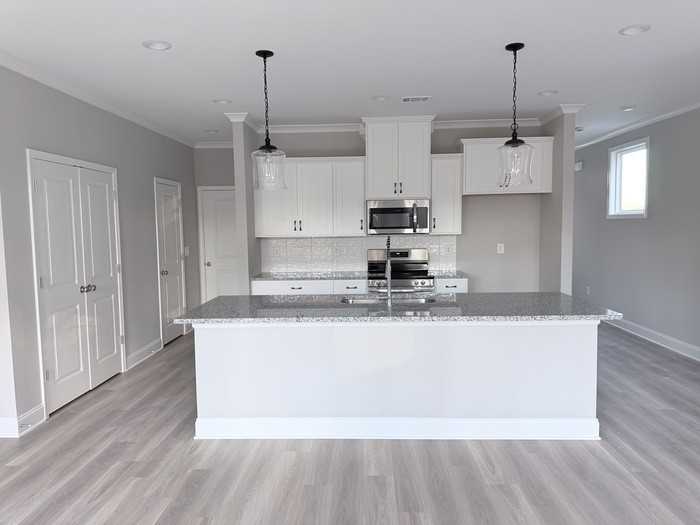 1914 William Glenn St - Photo 2 of 20