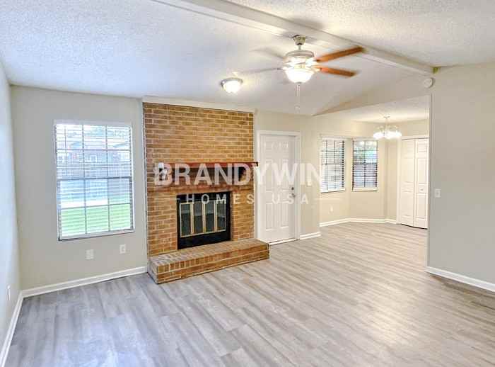 553 Edward Rutledge St - Photo 2 of 16