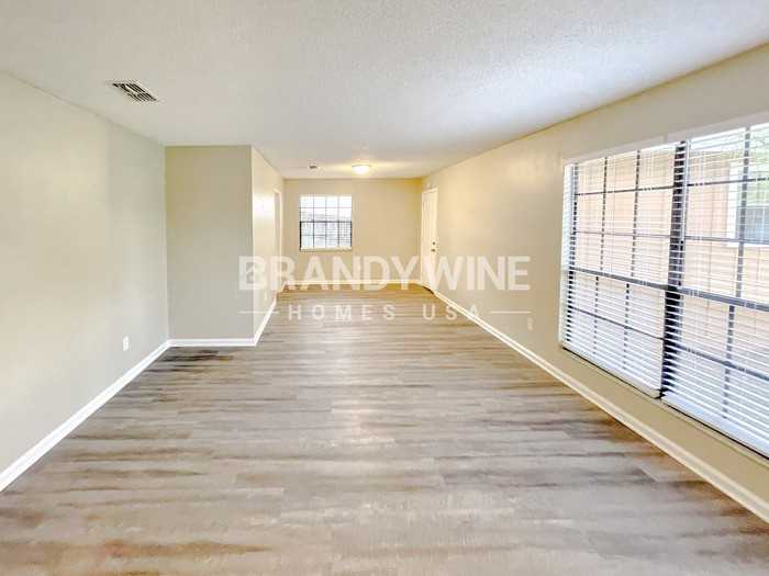 553 Edward Rutledge St - Photo 4 of 16