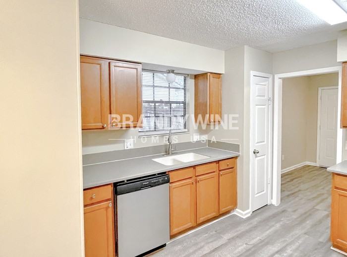 553 Edward Rutledge St - Photo 5 of 16