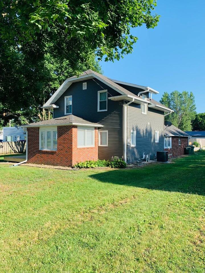 1502 Sugar Grove Ave - Photo 3 of 13