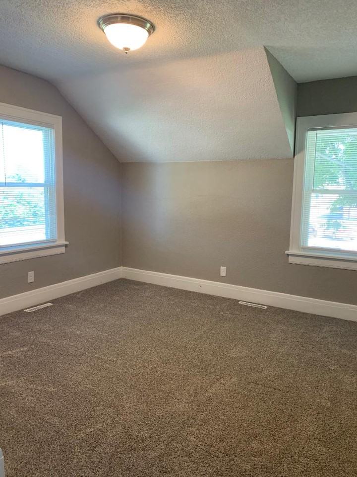 1502 Sugar Grove Ave - Photo 4 of 13