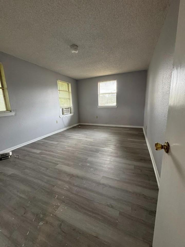 3720 Theresa St - Photo 3 of 10