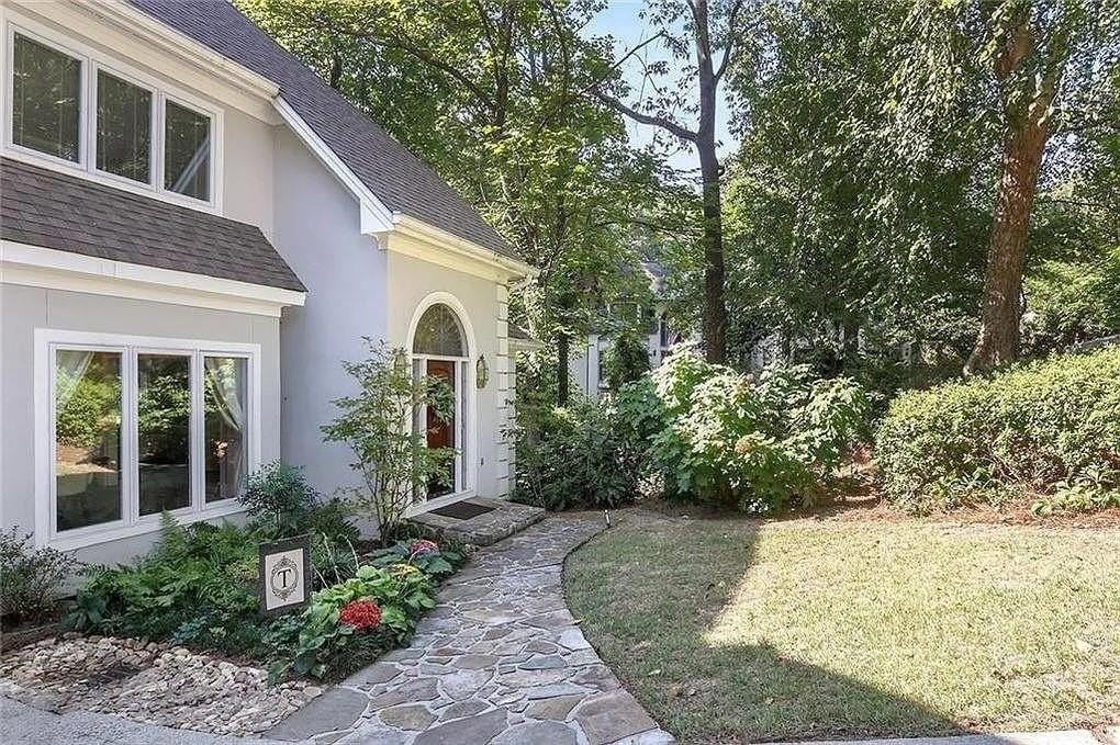 930 Manchester Pl - Photo 2 of 36