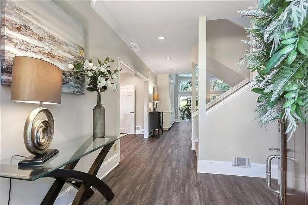 930 Manchester Pl - Photo 3 of 36