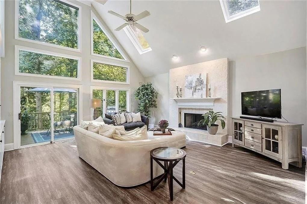 930 Manchester Pl - Photo 4 of 36