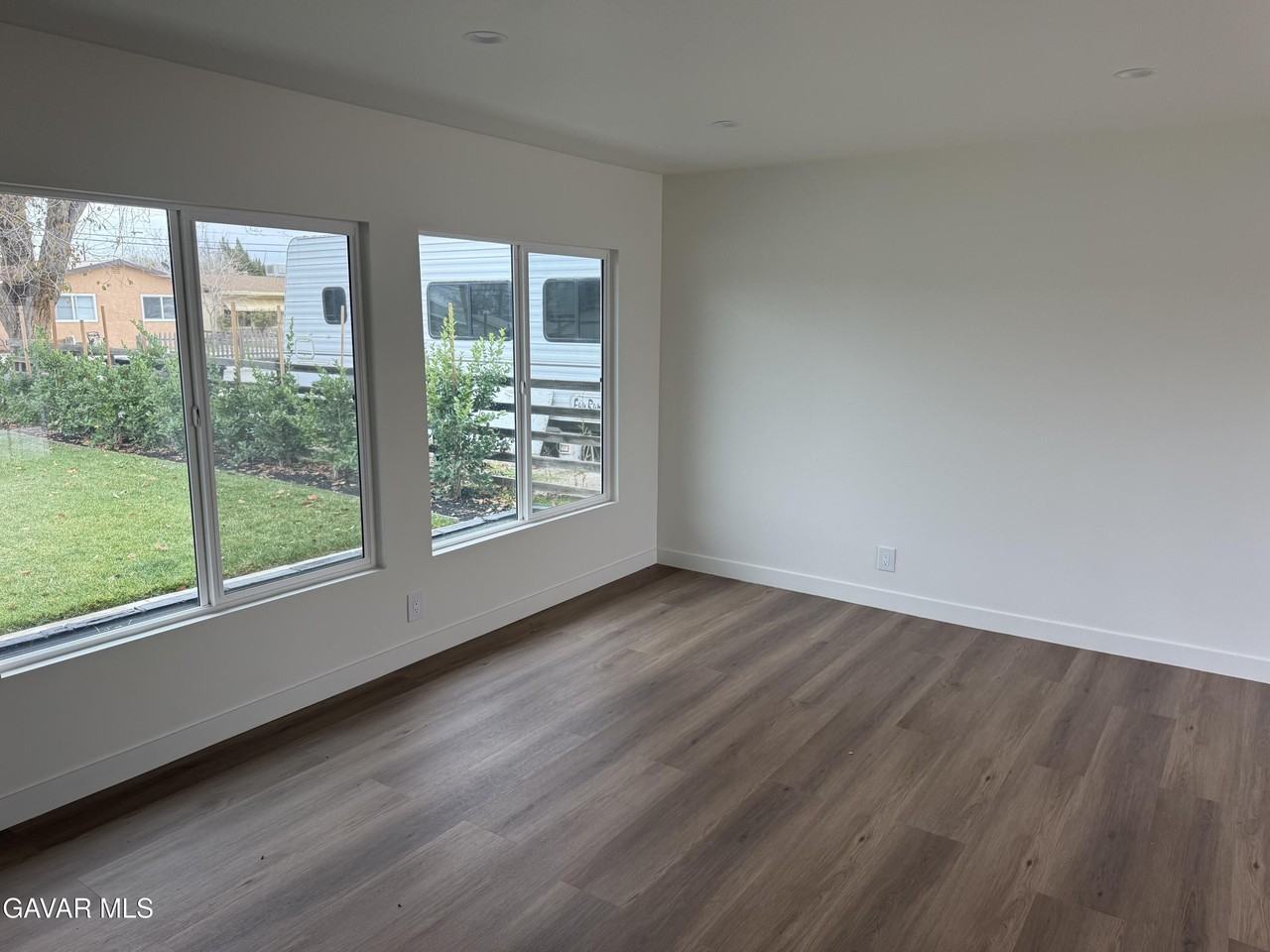 45433 Lorimer Ave - Photo 2 of 10