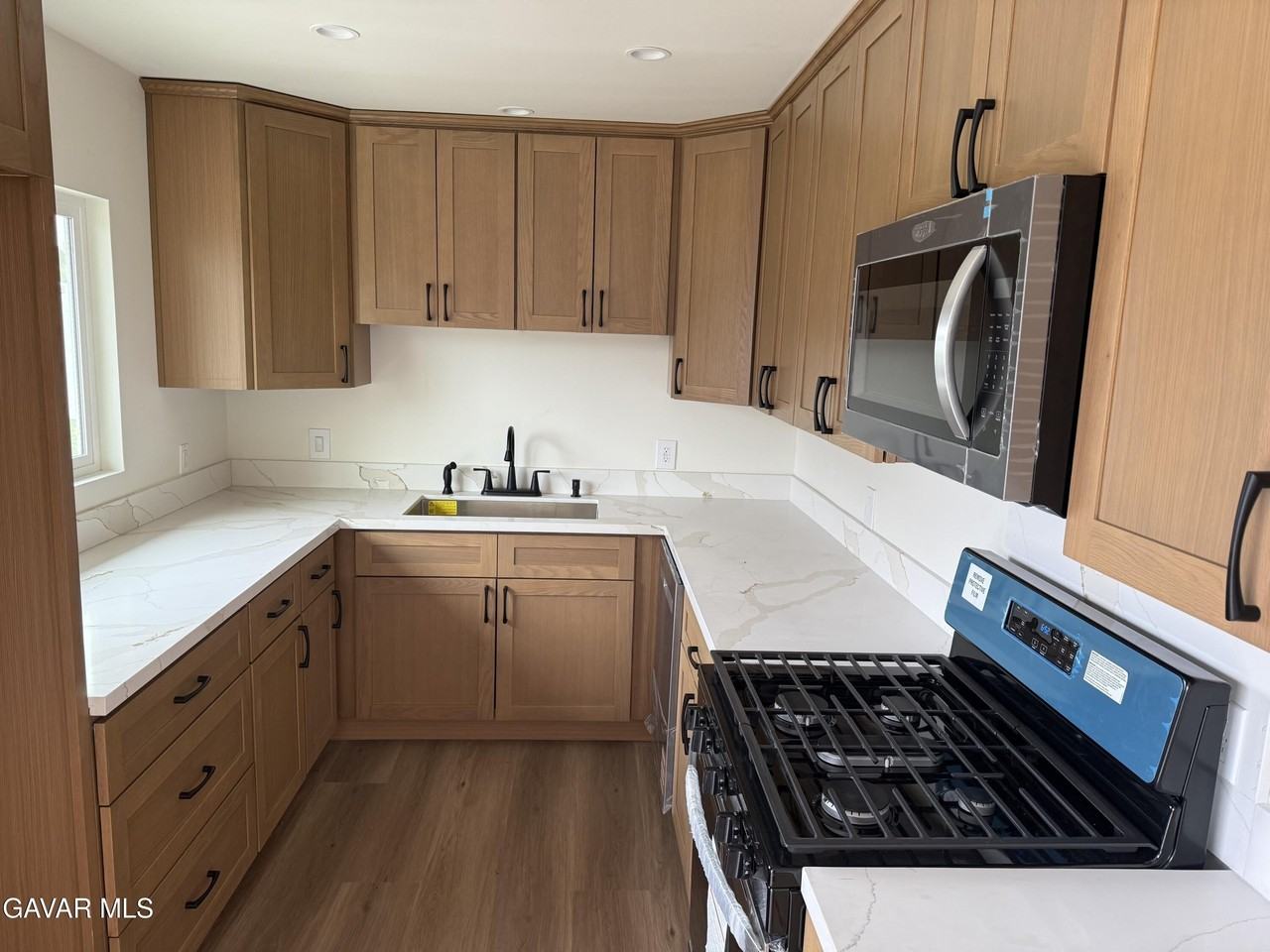 45433 Lorimer Ave - Photo 3 of 10