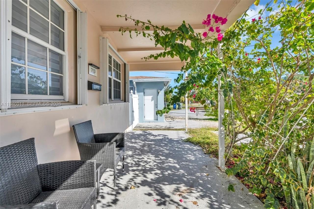 709 Sw 7th Ave #1-2 - Photo 3 of 24