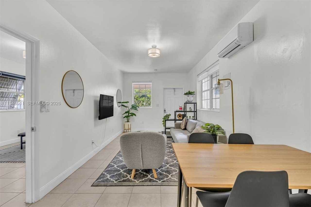 709 Sw 7th Ave #1-2 - Photo 4 of 24