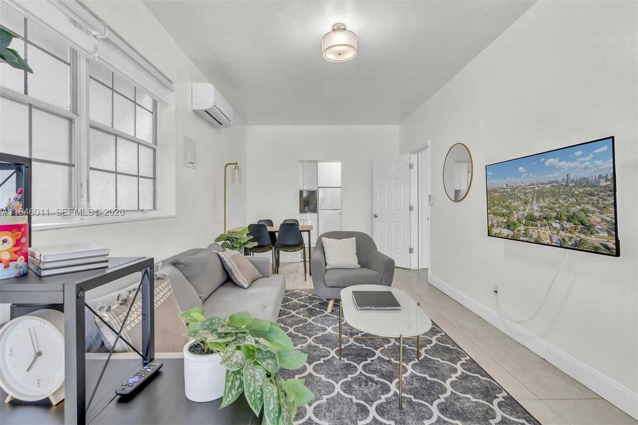 709 Sw 7th Ave #1-2 - Photo 5 of 24