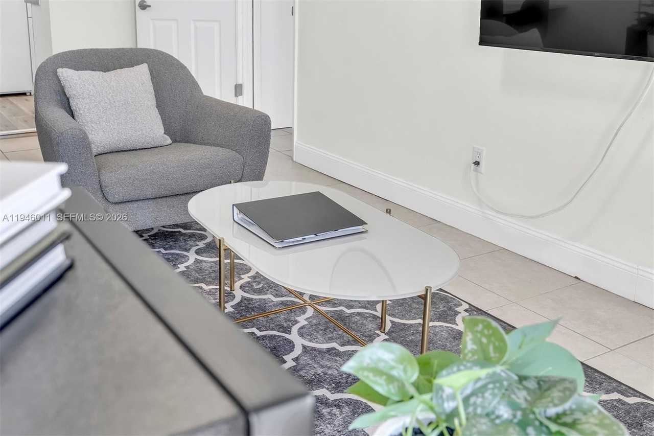 709 Sw 7th Ave #1-2 - Photo 6 of 24