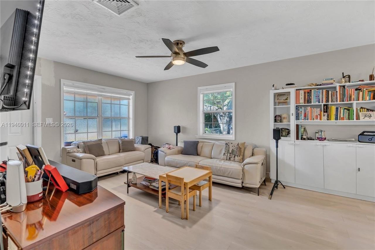 709 Sw 7th Ave #A - Photo 4 of 19