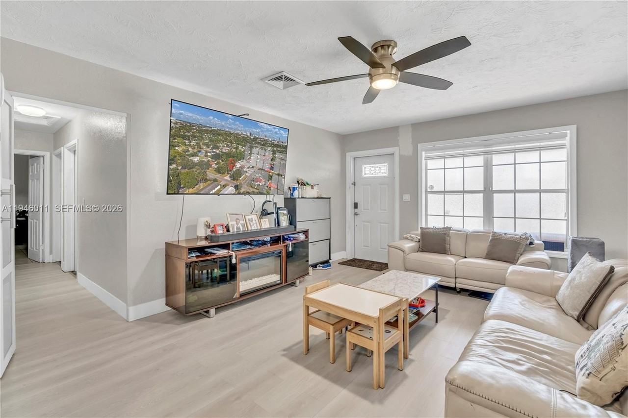 709 Sw 7th Ave #A - Photo 5 of 19