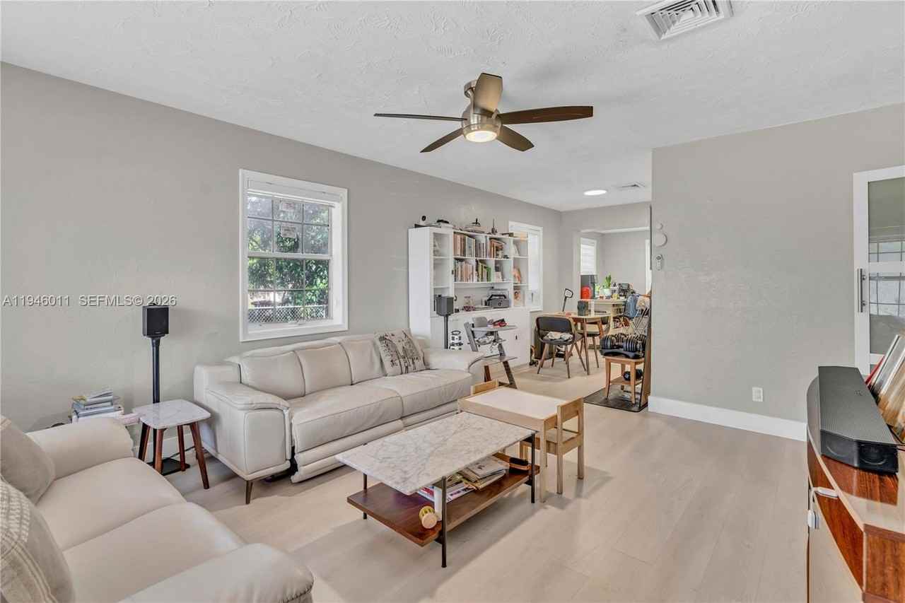 709 Sw 7th Ave #A - Photo 7 of 19