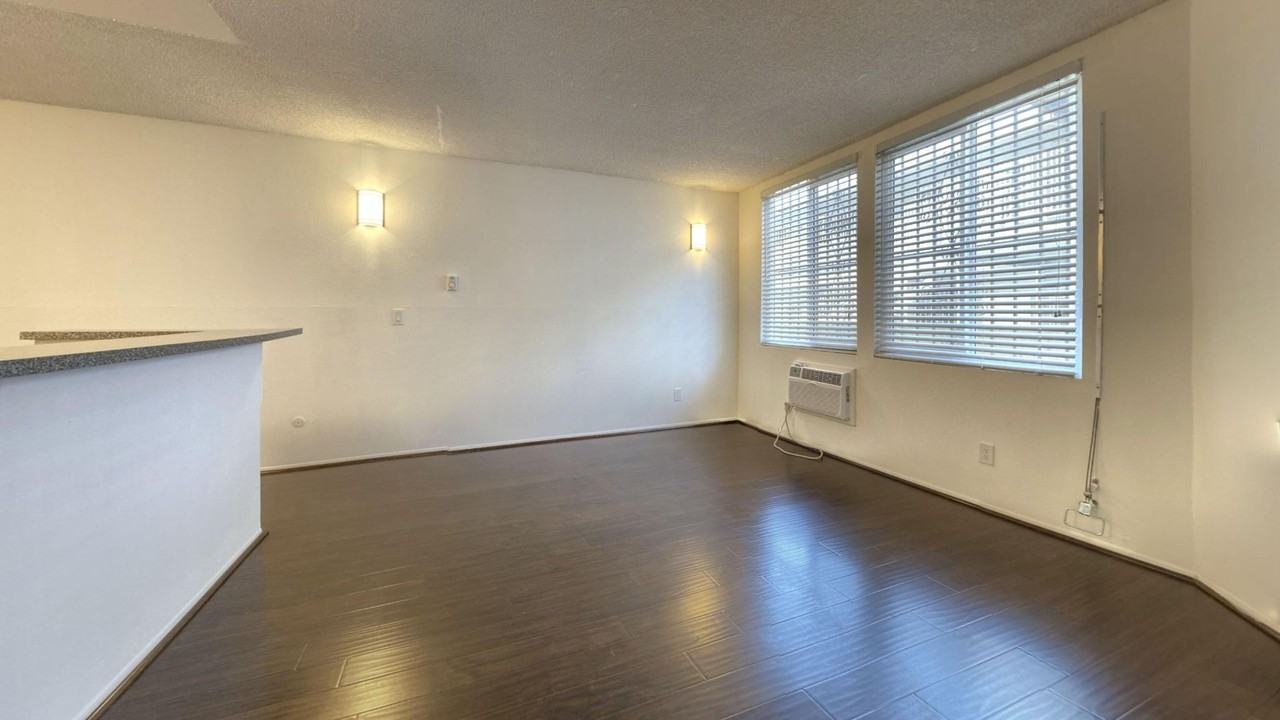 NOR - 134 Normandie Apartments - Photo 4 of 15