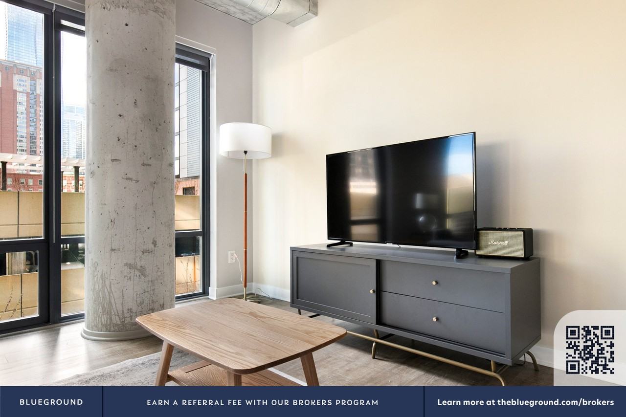 423 E Ohio St #1393 - Photo 5 of 35