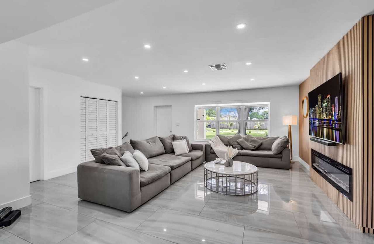 1255 Ne 199th St #1372354P - Photo 3 of 50