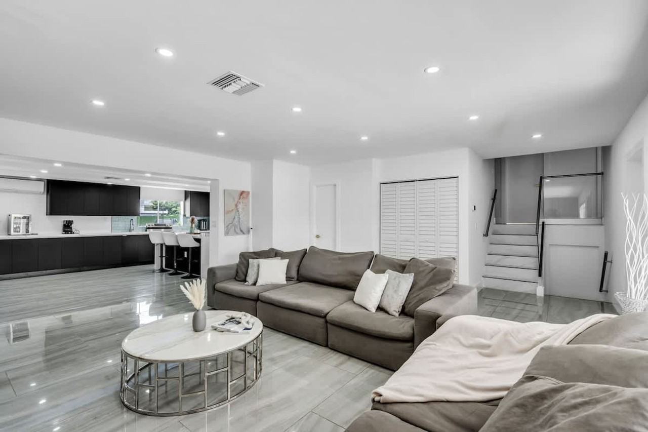 1255 Ne 199th St #1372354P - Photo 4 of 50