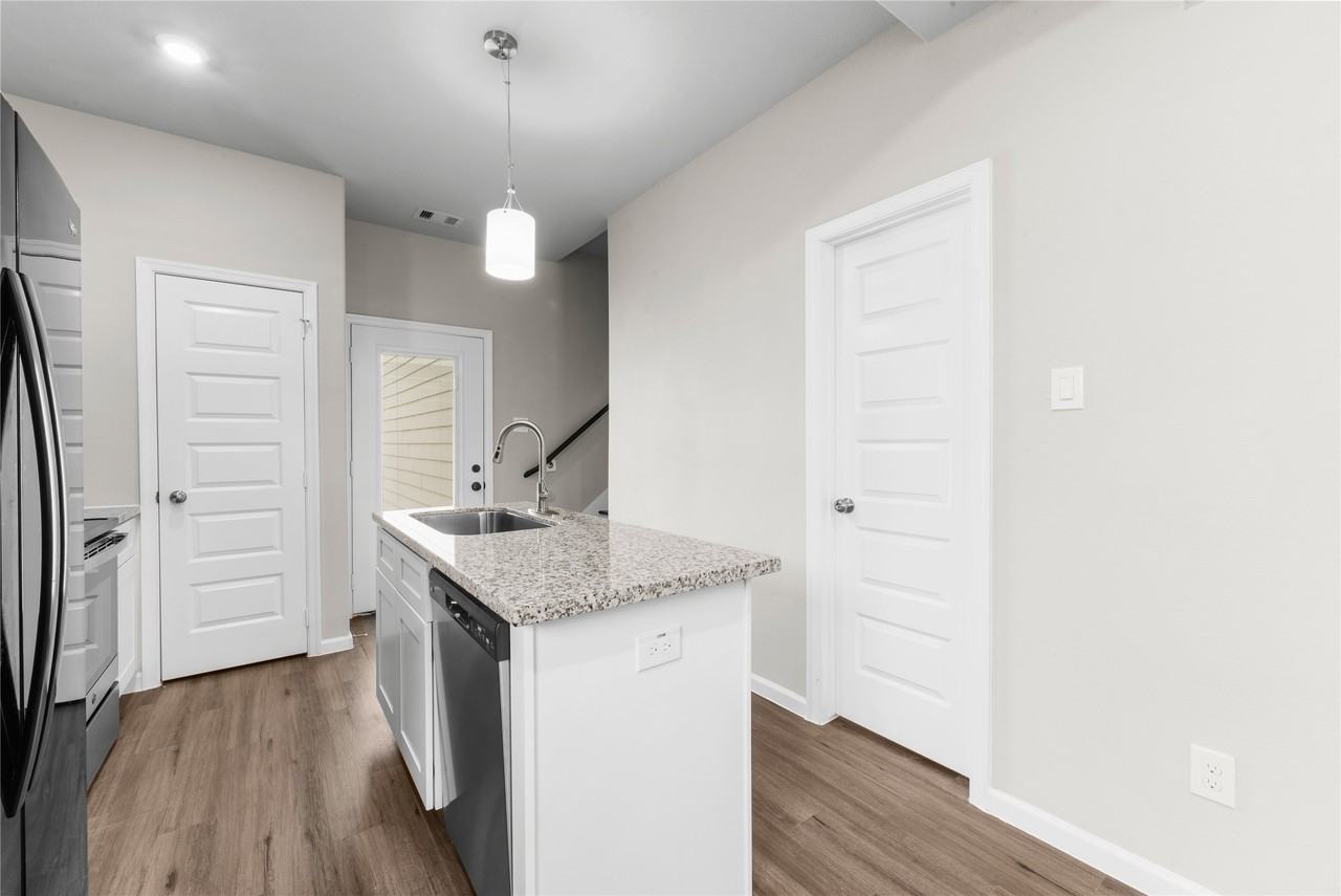 8161 Tate St #8161B - Photo 5 of 20