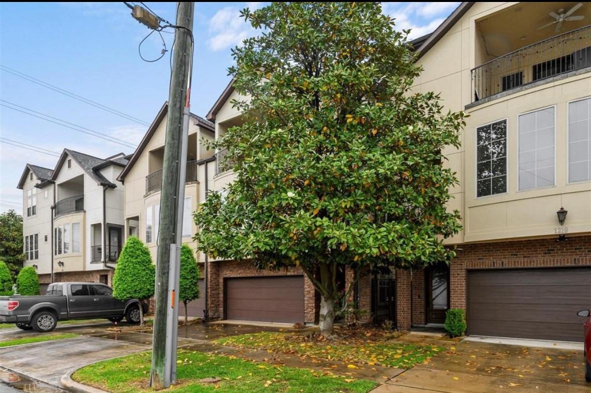 1215 Roberts St #1215 - Photo 3 of 20