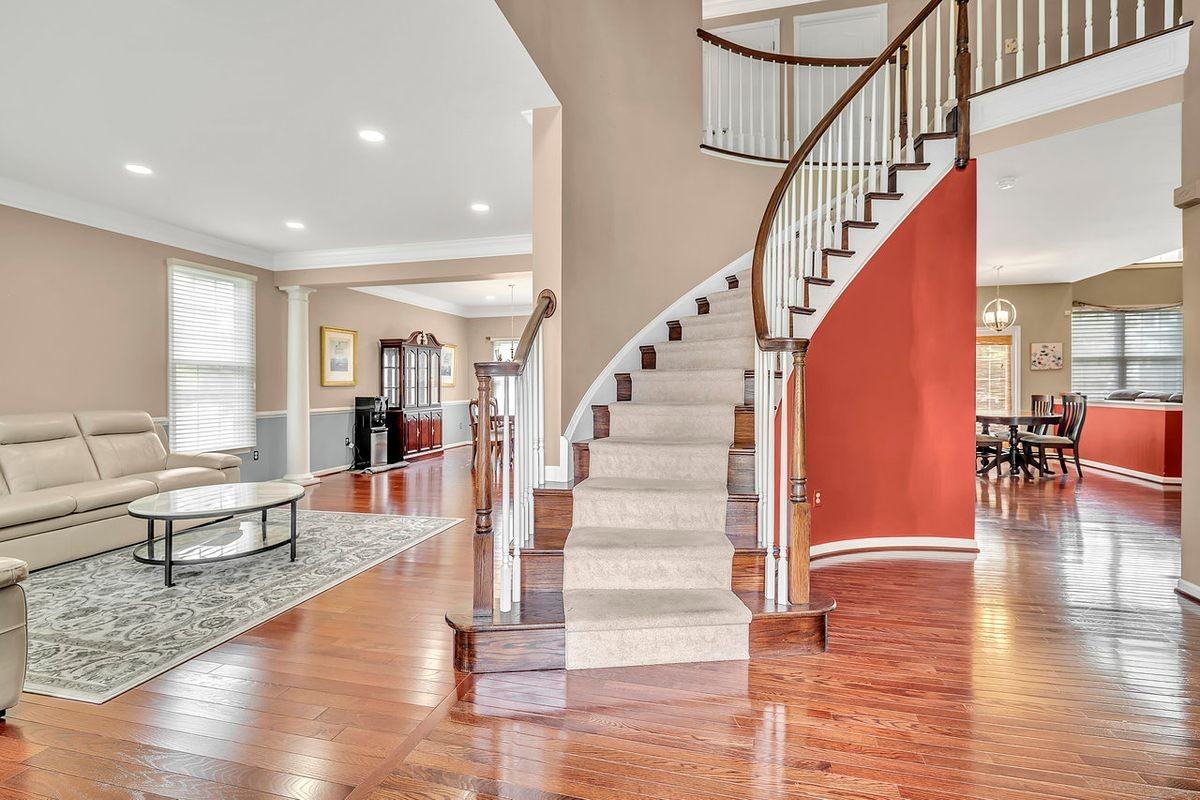 86 Renfield Dr - Photo 2 of 16