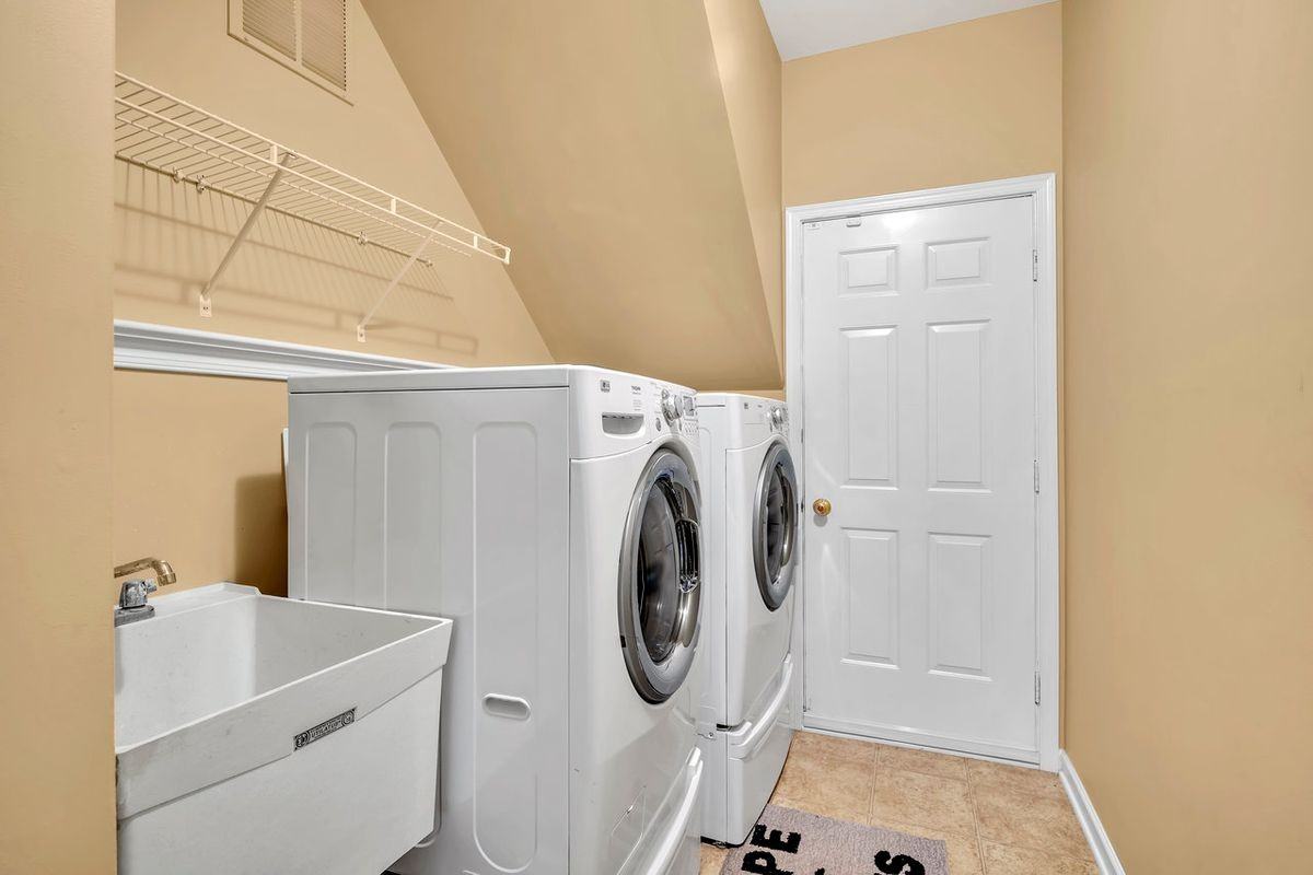 86 Renfield Dr - Photo 3 of 16