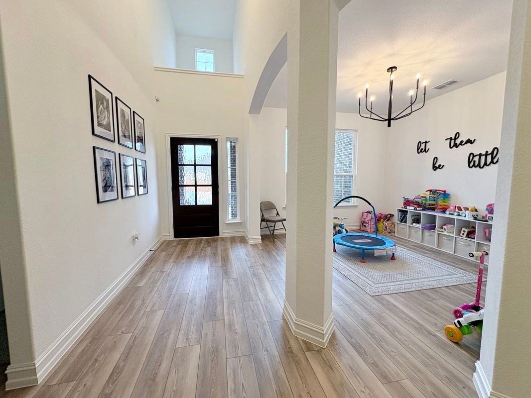 1505 Isaac Dr - Photo 3 of 33