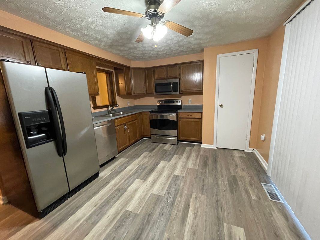 112 E 4th St - Photo 3 of 5