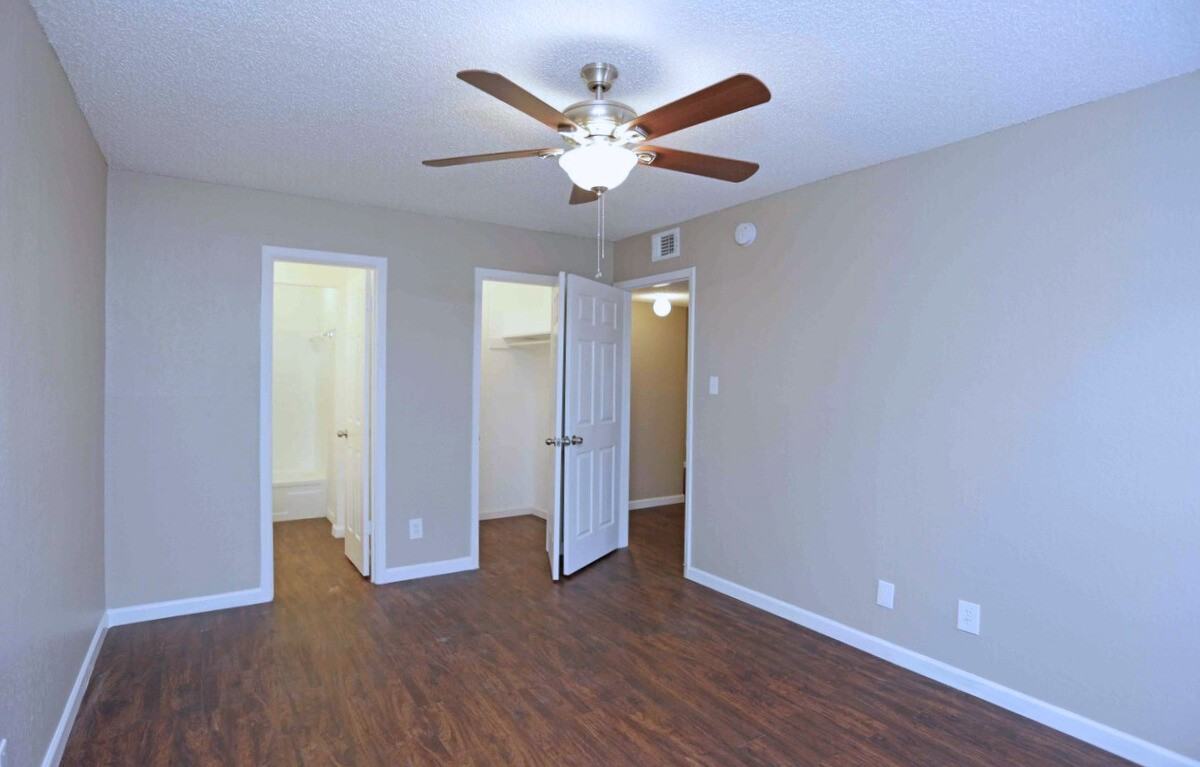 1310 E 35th St #101 - Photo 4 of 5