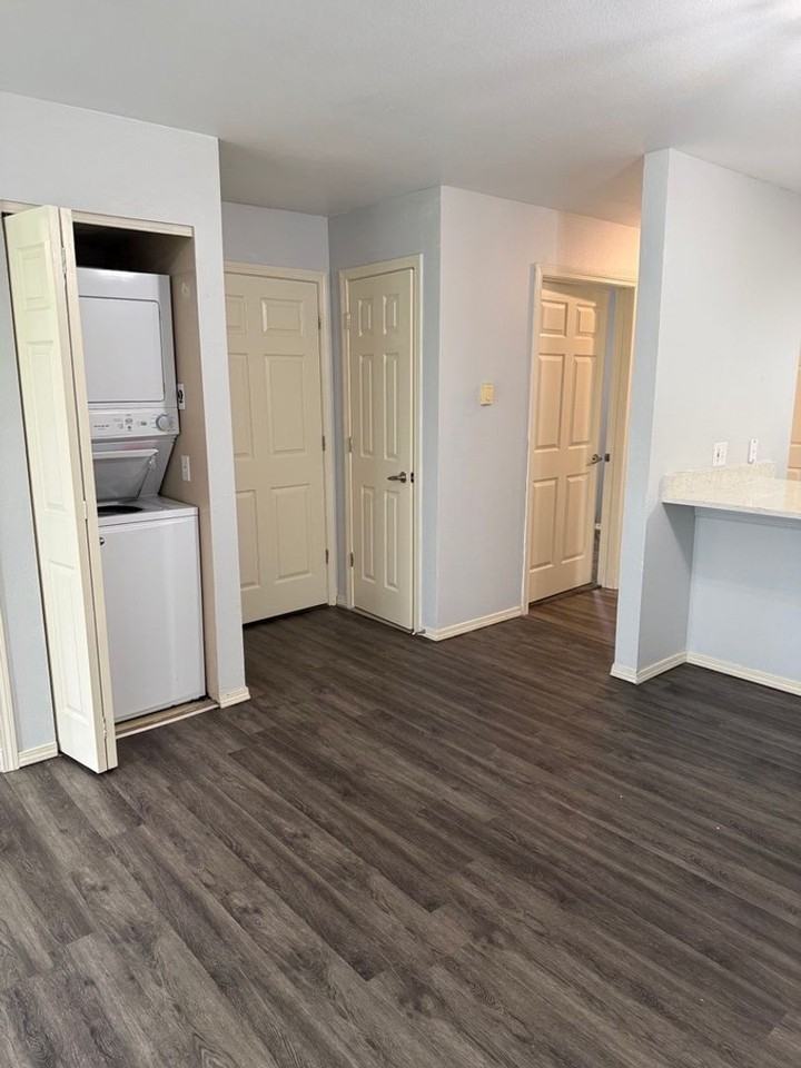 2711 W Maplewood Ave #106 - Photo 7 of 10