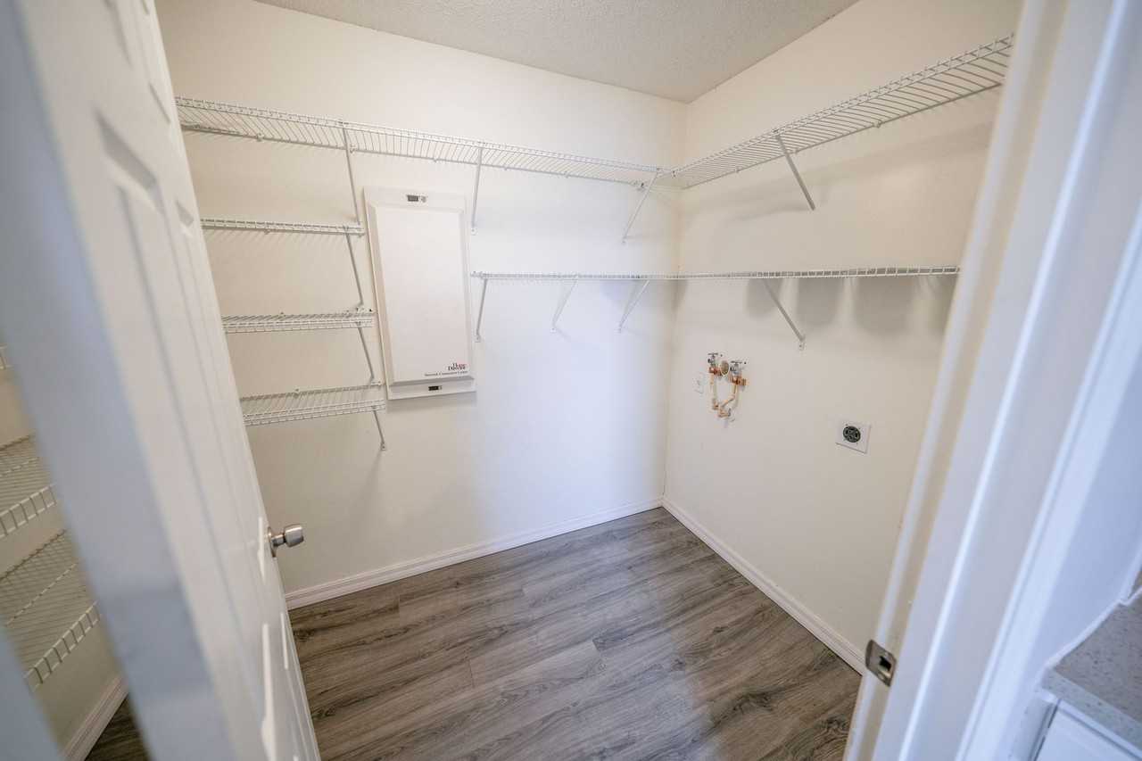 1942 Knollcrest Dr - Photo 7 of 25