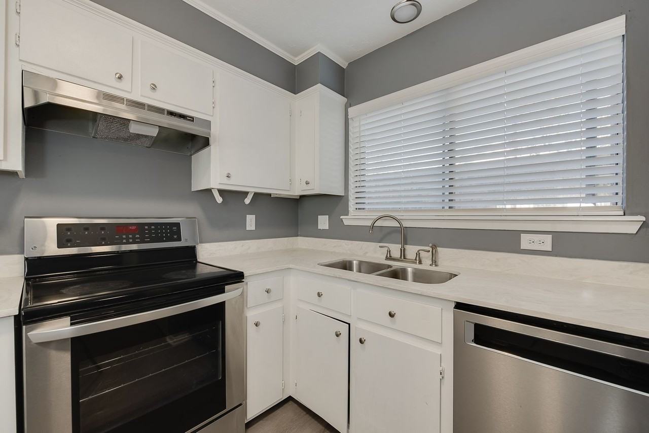 912 Navidad St - Photo 5 of 12