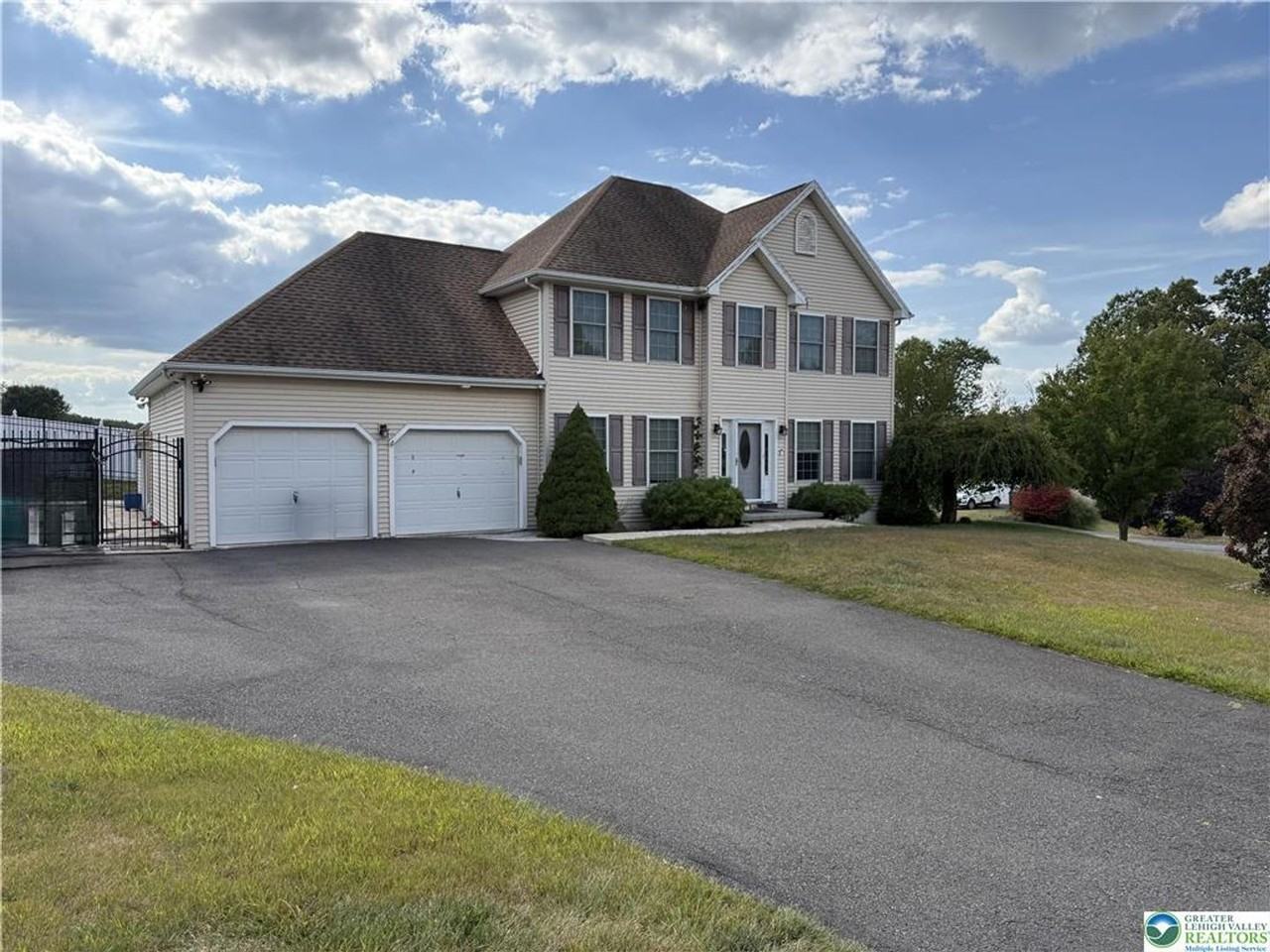 114 Kestrel Rd - Photo 2 of 37