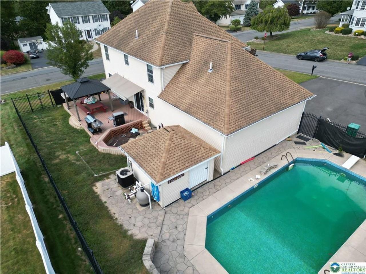 114 Kestrel Rd - Photo 4 of 37