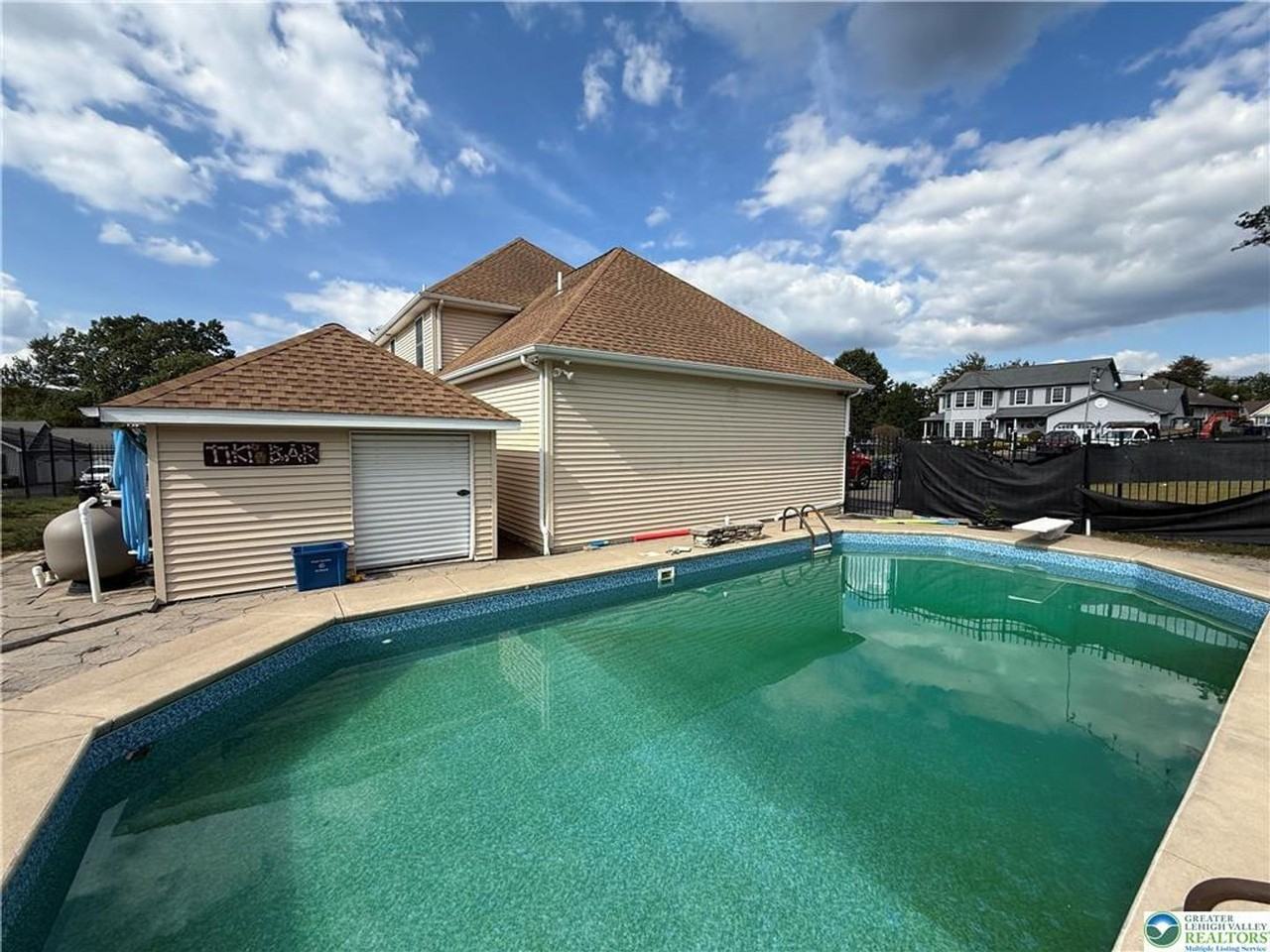 114 Kestrel Rd - Photo 5 of 37