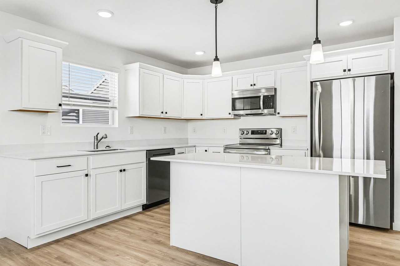 1657 Kennedy - Photo 3 of 24